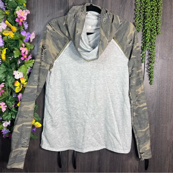 ~💙2/$40💙12pm by Mon Ami Distressed Cowl Neck Camo Printed Sweater Size Small - Picture 3 of 16
